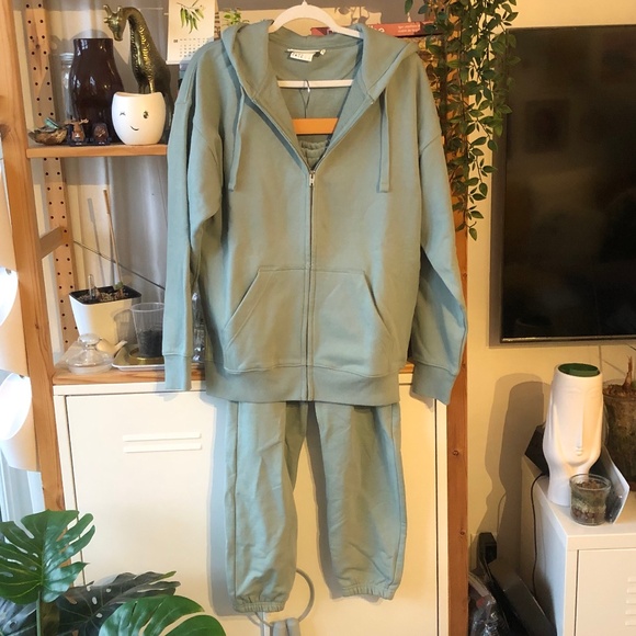 H & M 2-PIECE LOOSE FIT HOODIE AND JOGGERS SET. NWOT - Picture 2 of 12